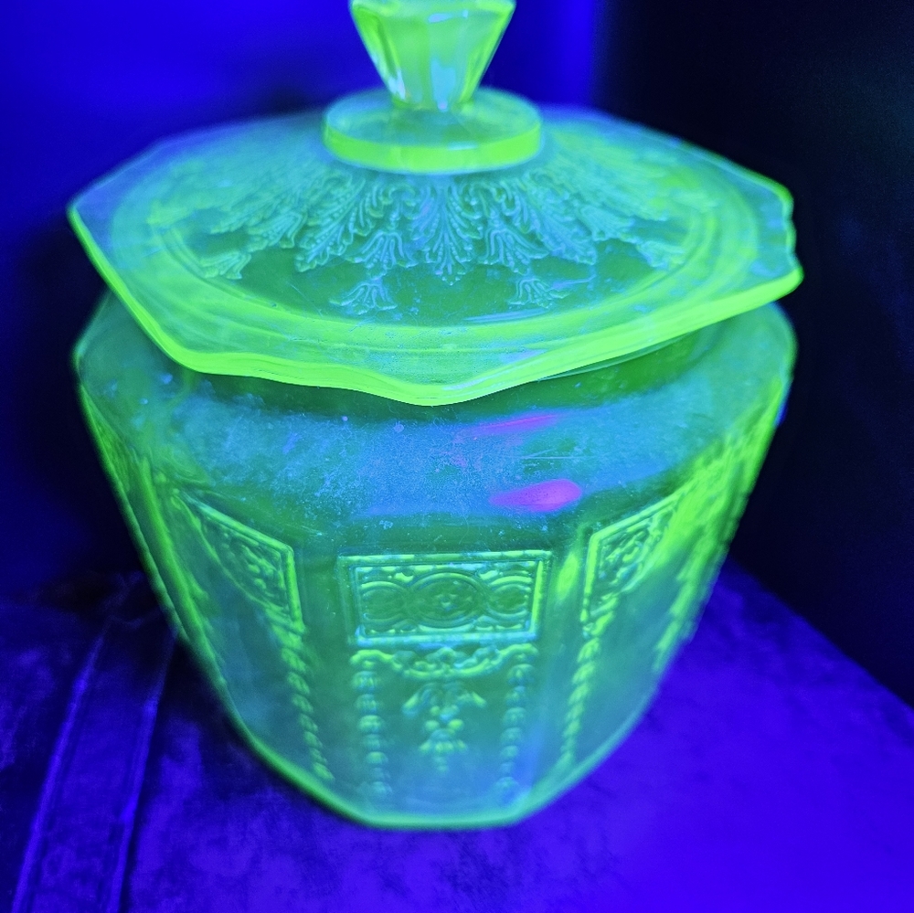 Green glass uranium antique biscuit/cookie jar